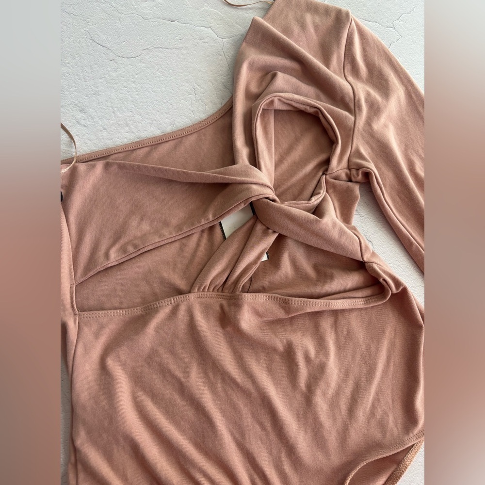 ASTR The Label Twist Back One Sleeve Bodysuit - Picture 4 of 4